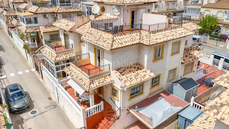 Foto 2c6da009-2c40-4151-8811-49224f765268. Casa aparellada amb piscina a Playa Flamenca Orihuela