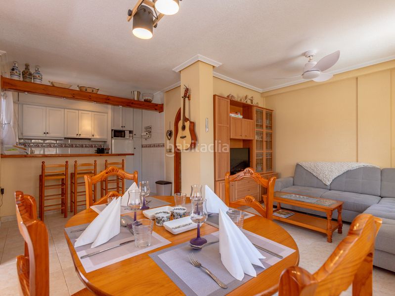 Foto ac8b60d3-3d3a-4c71-9c0a-4312642c8037. Casa aparellada amb piscina a Playa Flamenca Orihuela