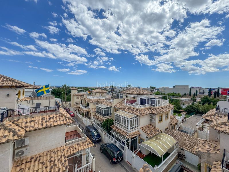 Foto b7a45b7e-c3f7-405c-ae22-8c7fe4a87692. Casa aparellada amb piscina a Playa Flamenca Orihuela