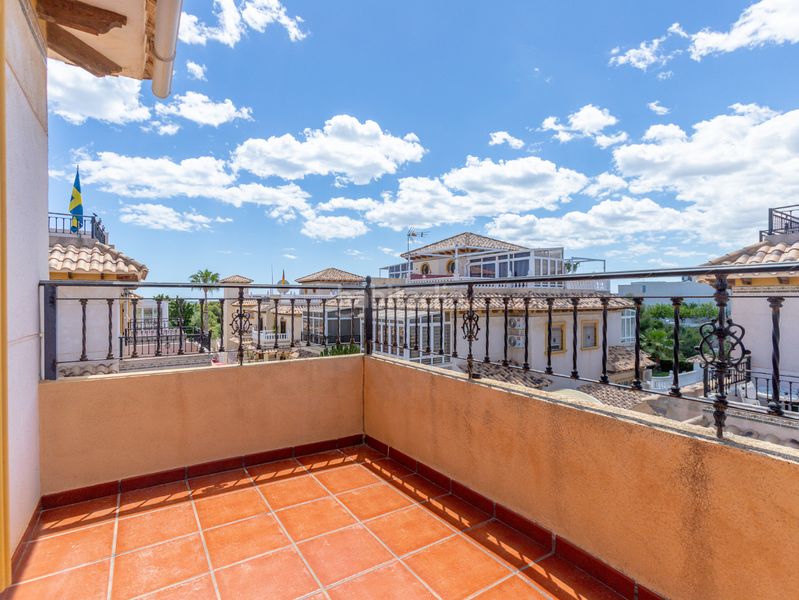 Foto cea69de4-43a6-42e5-bb90-07453ab0b505. Casa aparellada amb piscina a Playa Flamenca Orihuela