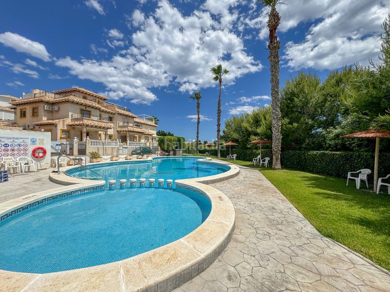 Foto dd865912-06cd-4923-9983-abb27e387175. Casa aparellada amb piscina a Playa Flamenca Orihuela