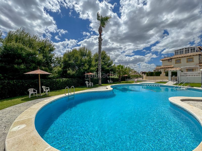 Foto f07e5a2f-0319-445b-bb2b-85d49d189222. Casa aparellada amb piscina a Playa Flamenca Orihuela