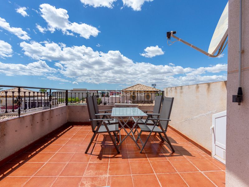 Foto f0cef48b-1221-4fbe-a5b7-c83d35a406e7. Casa aparellada amb piscina a Playa Flamenca Orihuela
