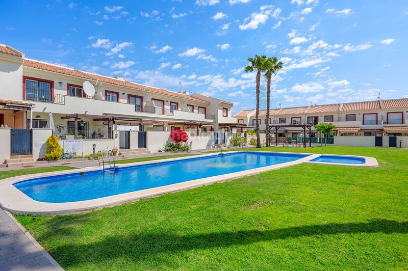 Foto 153f3f82-669c-4090-943d-ecbf37081db5. Casa adossada amb piscina a Lo Marabú Rojales