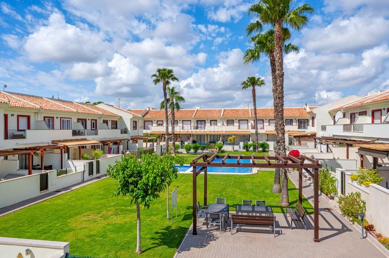 Foto 5d9a7053-c163-4de7-a9ae-680c4d487a04. Casa adossada amb piscina a Lo Marabú Rojales