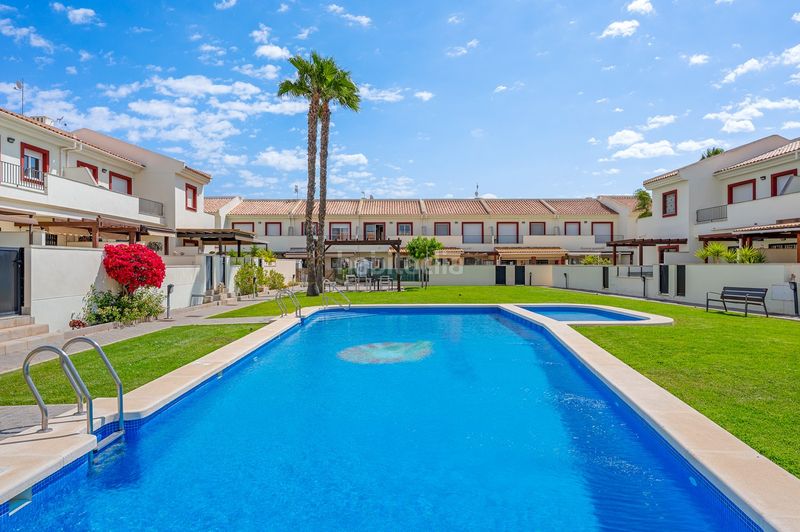 Foto d172fb2e-c789-48f5-be76-e8eaaa375282. Casa adossada amb piscina a Lo Marabú Rojales