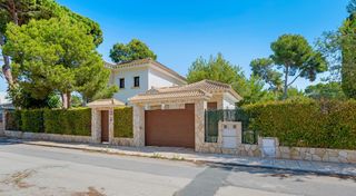 Masia a Campoamor. Elegante villa de estilo contemporaacuteneo situada en la presti