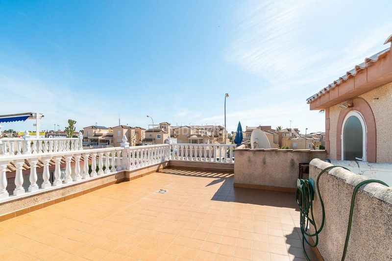 Foto 413b7649-23e6-41da-86bd-64994a66ce46. Casa aparellada amb piscina a Playa Flamenca Orihuela