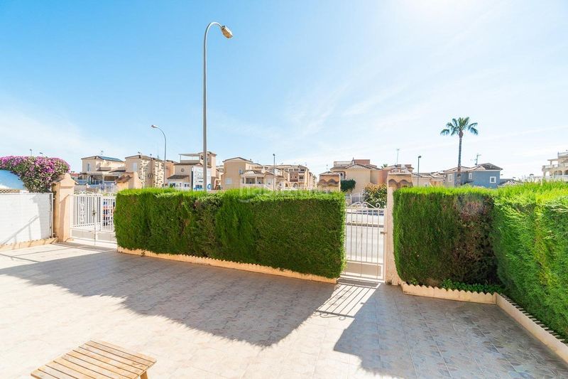 Foto 80b93b7f-b873-4e46-b29a-8eb989027613. Casa aparellada amb piscina a Playa Flamenca Orihuela