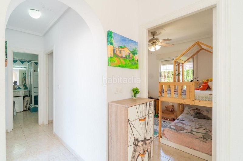 Foto a3a0a418-e320-4c65-92da-6db7e6f24adc. Casa aparellada amb piscina a Playa Flamenca Orihuela