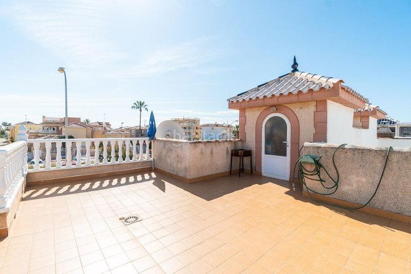 Foto b24a4954-5523-4070-8ccb-cdb3f5135796. Casa aparellada amb piscina a Playa Flamenca Orihuela