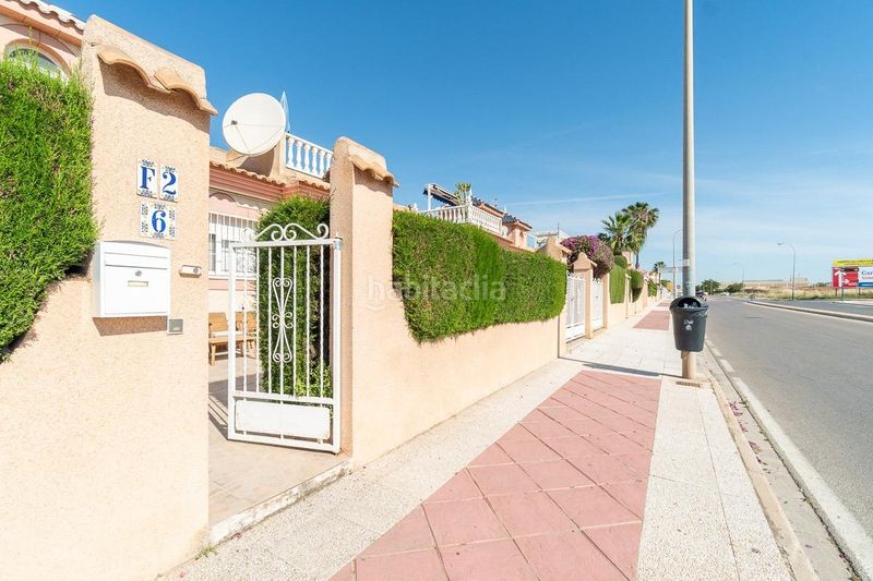 Foto c7588b61-4078-4779-a4ea-7904e3a4610e. Casa aparellada amb piscina a Playa Flamenca Orihuela