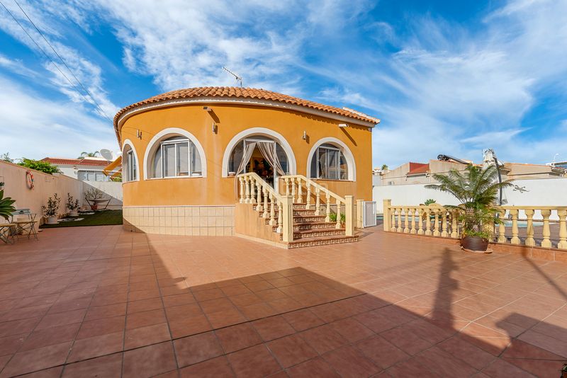 Foto 0cfe660d-6fbf-43e5-89c5-e799677aff34. Chalet ... en Rojales