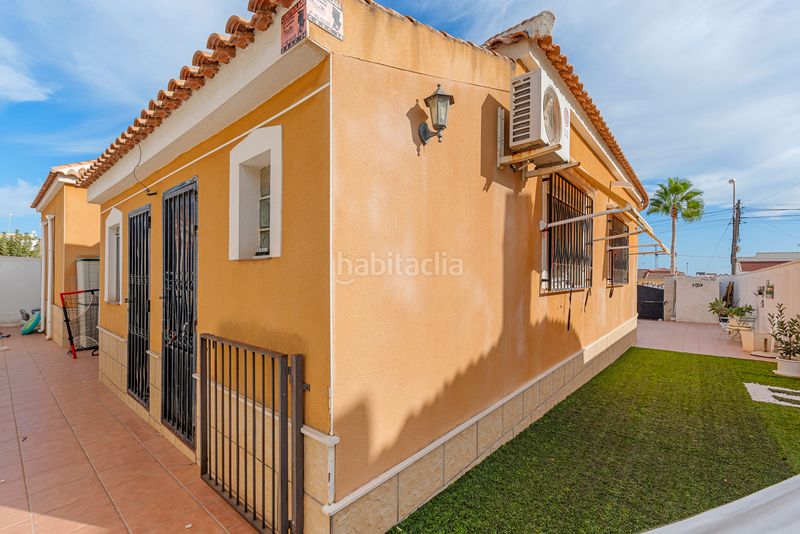 Foto 851c5ba3-c487-4b85-a2b3-c1ee54e4f2b0. Chalet ... en Rojales