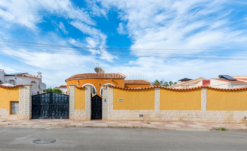 Foto c297d470-526d-4584-a565-02412959fddd. Chalet ... en Rojales