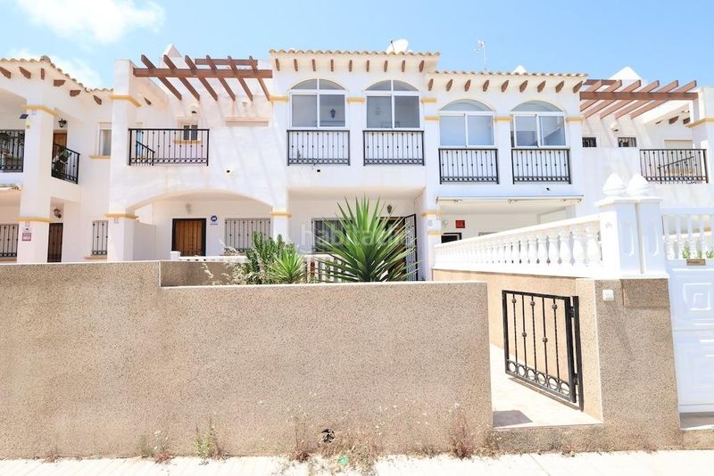 Foto 8f754bf1-c8ca-4101-bc38-bfbca8d3332d. Casa adossada amb piscina a Los Balcones y los Altos Orihuela