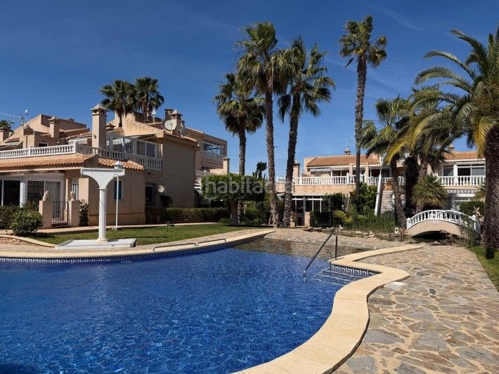 Foto c4174591-317d-40b1-b396-032c33bcd939. Àtic amb piscina a Playa Flamenca Orihuela