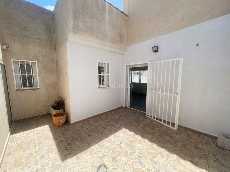Foto 2b637654-53ea-4918-a45b-44bfc76a3050. Casa aparellada amb piscina a Rojales