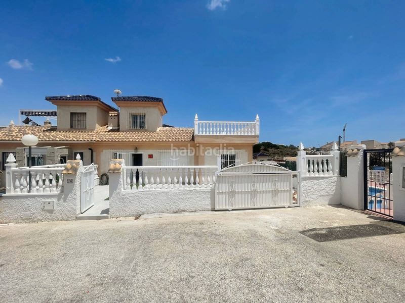 Foto c6e4e418-2f0b-4829-9ce5-71e92bd5ea8e. Casa aparellada amb piscina a Rojales