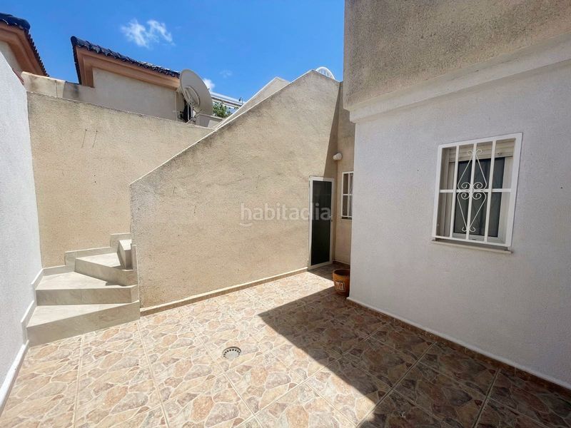 Foto d5ef704a-0fa3-4b6b-8eda-8a0c6f187ac1. Casa aparellada amb piscina a Rojales
