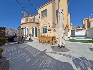 Casa aparellada a Villamartín-Las Filipinas. Ubicada en la solicitada urbanizacioacuten zodiaco v en villamar