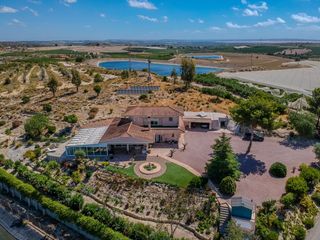Masia a San Miguel de Salinas. Descubra esta espectacular finca ruacutestica de dos plantas sit