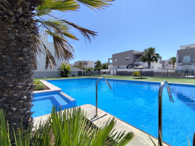 Foto 3ce3ef21-db9f-4ce3-9653-6fb1b8ab5530. Casa adossada amb piscina a Parque Acuático - Sector 25 Torrevieja