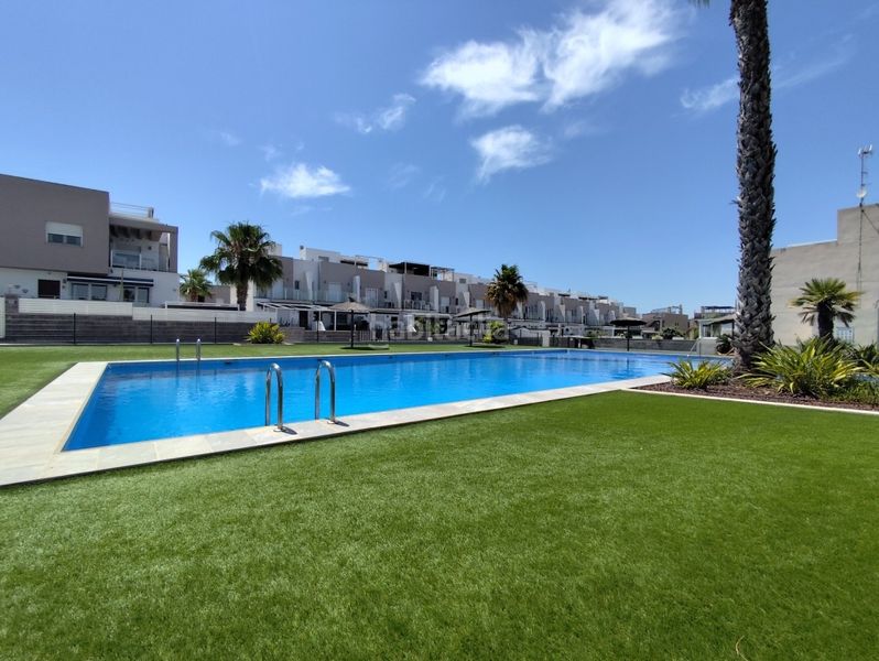 Foto a7f26185-9e86-404a-aeaa-13d5806eaab9. Casa adossada amb piscina a Parque Acuático - Sector 25 Torrevieja