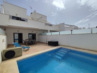 Maison jumelée à Pilar de la Horadada Ciudad. Villa. villa independiente con piscina privada en venta en pilar