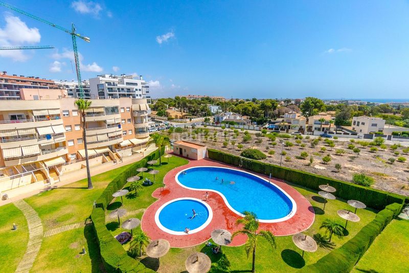 Foto d76d2424-d3f6-4055-98a1-c7736ed59c7b. Apartament amb piscina a Campoamor Orihuela
