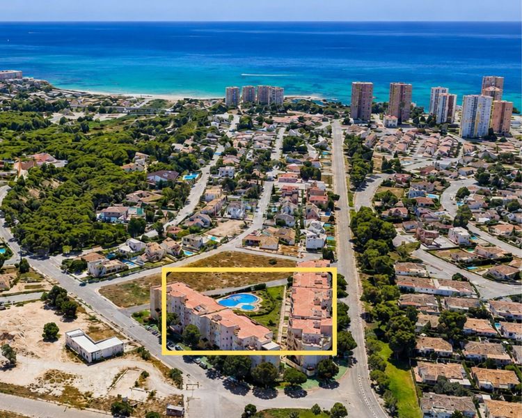 Foto fd08f8f5-85d8-4fc6-b3fa-4c676b703832. Apartament amb piscina a Campoamor Orihuela