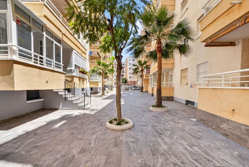 Foto b44c9097-fddd-401f-8c79-e7f9f09ccd3d. Apartament amb piscina a Antonio Machado Torrevieja
