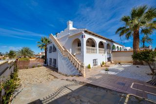 Casa bifamiliare in Zona Carrefour - Urbanizaciones. Chalet con 400 m2 de parcela, piscina privada y vistas a las sal