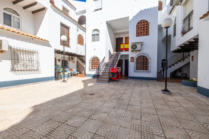 Foto 45fa96ea-8f14-4679-b62e-fb81cce3c411. Planta baixa amb piscina a Playa de los Náufragos Torrevieja
