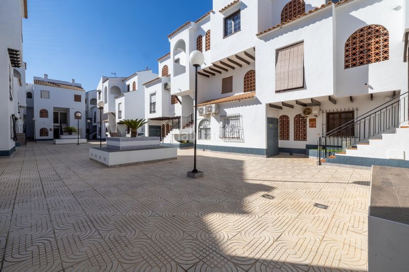 Foto d0752583-0620-4194-9812-9e8daf9fe4cf. Planta baixa amb piscina a Playa de los Náufragos Torrevieja