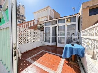 Casa adossada a Nueva Torrevieja. Se vende acogedor adosado en la zona de nueva torrevieja, en un