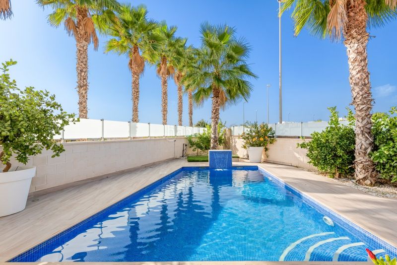 Foto 1afda967-d55d-439f-a62f-dcc982c53c18. Chalet ... en Cabo Roig Orihuela