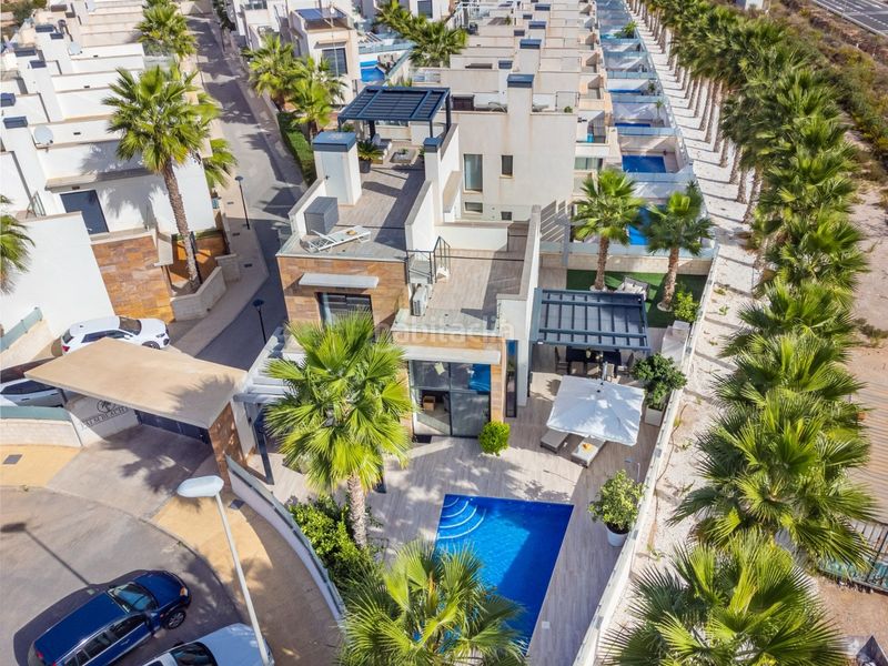 Foto 4984929f-ecd9-4908-8564-94e42dfc3b24. Chalet ... en Cabo Roig Orihuela