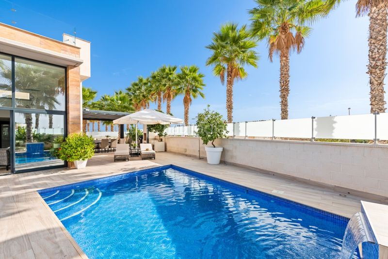 Foto 78c87ba5-2c44-45f6-841d-bc011e5e4aa3. Chalet ... en Cabo Roig Orihuela