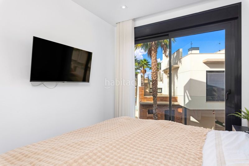 Foto e2bc9bab-b547-4ca5-8e78-a5a4d957cc95. Chalet ... en Cabo Roig Orihuela