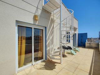 Rent Penthouse in Antonio Machado. Se alquila amplio aacutetico de aproximadamente 100 msup2, situa