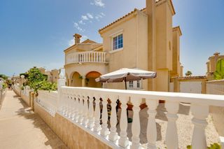 Towny house in Playa Flamenca. Descubre este encantador quad adosado situado en la prestigiosa