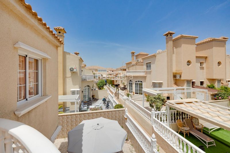 Foto 0c4ce22d-b4ca-4397-ad7b-6ba8c5b0b99a. Casa aparellada amb piscina a Playa Flamenca Orihuela