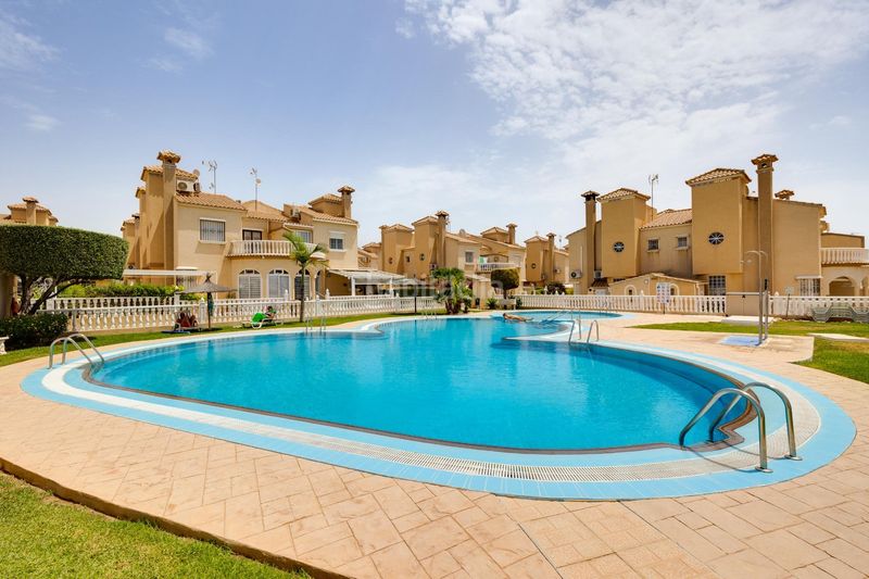 Foto 1860d3a2-e11f-4355-91d4-cd38cd340323. Casa aparellada amb piscina a Playa Flamenca Orihuela
