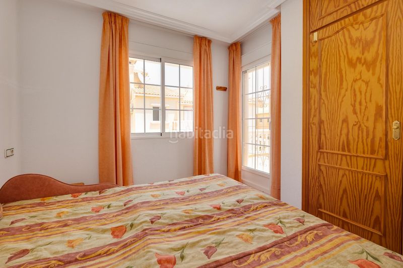 Foto 3056f232-236b-4473-a284-577d9b214012. Casa aparellada amb piscina a Playa Flamenca Orihuela