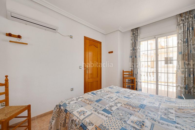 Foto b5829f05-95b2-45c9-a0eb-43880f254007. Casa aparellada amb piscina a Playa Flamenca Orihuela