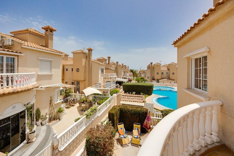 Foto f77c2378-ac01-4abc-b551-e245f6c634c0. Casa aparellada amb piscina a Playa Flamenca Orihuela
