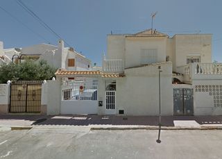 Casa adossada a Zona los Frutales. Este encantador townhouse estaacute situado en una de las zonas