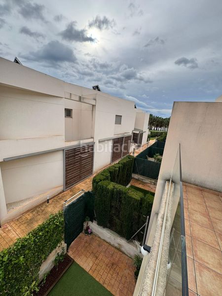 Foto 92a41841-26aa-442f-b5cb-77ef14a43f02. Casa aparellada amb piscina a Punta Prima Torrevieja
