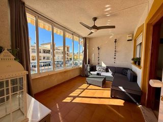 Apartment in Los Balcones y los Altos. Este espacioso apartamento en orihuela costa ofrece una combinac